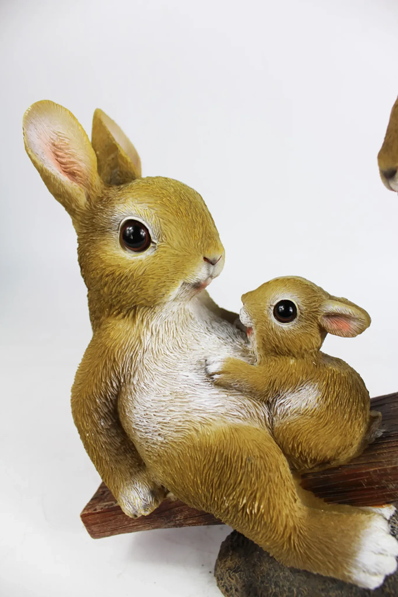 Dekofigur Hasenfamilie auf Wippe – Gartenfigur aus Polyresin